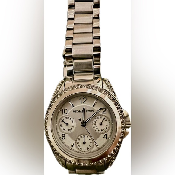 Michael Kors Women's MK5612 Blair Analog Display Analog Quartz Silver Watch - Picture 16 of 16